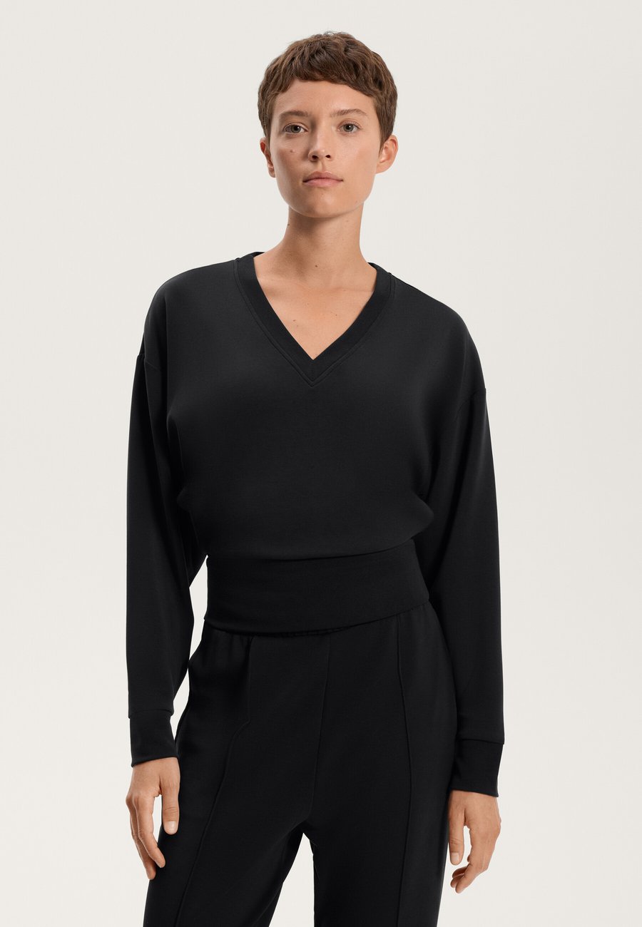 Толстовка OYSHO SOFT TOUCH V-NECK FITTED WAIST, Black
Толстовка OYSHO SOFT TOUCH V-NECK FITTED WAIST, Black