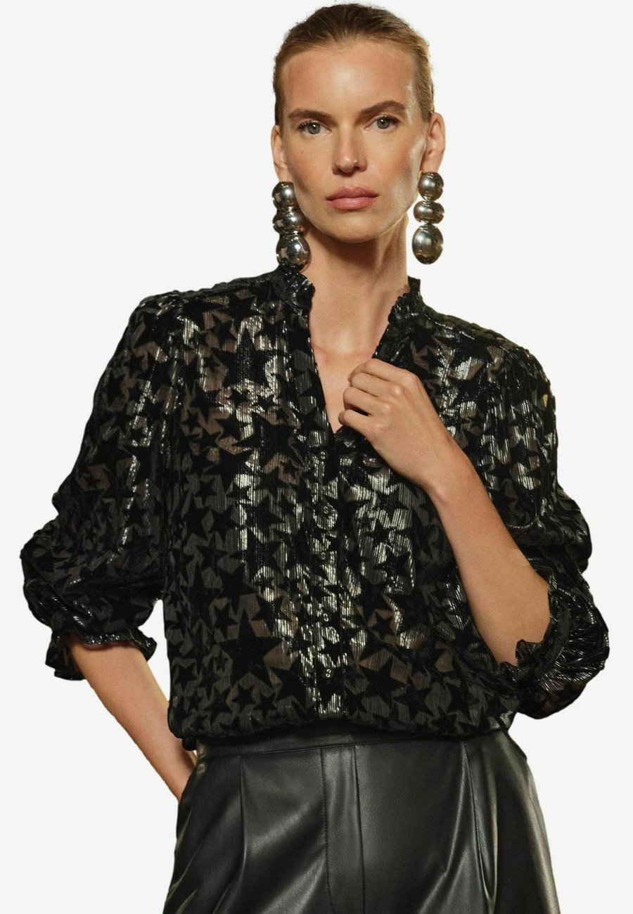 Блуза Love & Roses PETITE FIT, Black Star Printed/Black
Блуза Love & Roses PETITE FIT, Black Star Printed/Black