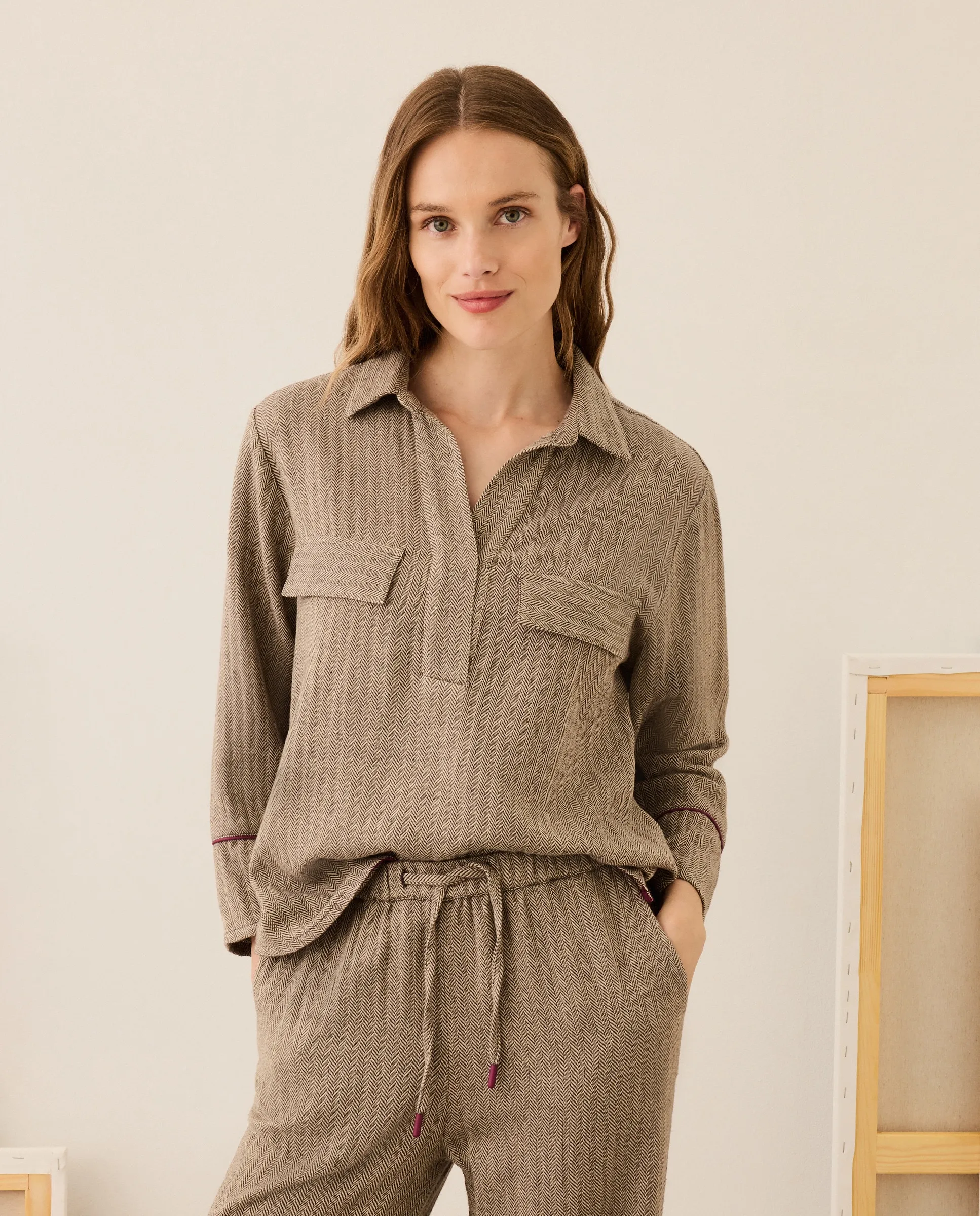 Женская блузка с узором «елочка» Stella Rittwagen, песочный
Женская блузка с узором «елочка» Stella Rittwagen, песочный