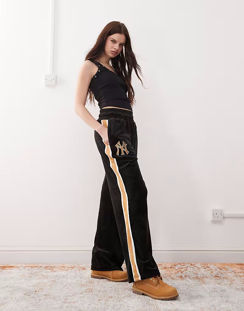 Широкие велюровые спортивные брюки New Era NY Yankees черного цвета с полосками по бокам
Широкие велюровые спортивные брюки New Era NY Yankees черного цвета с полосками по бокам