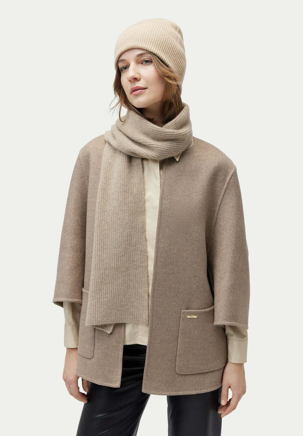 Шапка GOBI Cashmere, бежевый
Шапка GOBI Cashmere, бежевый