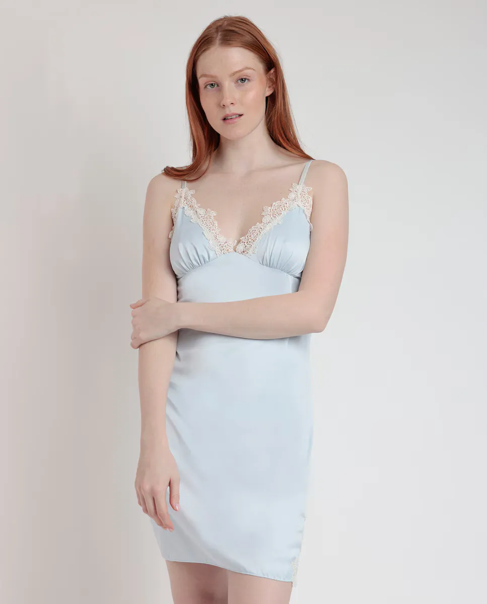 Короткая женская атласная ночная рубашка с кружевными деталями Admas, синий
Короткая женская атласная ночная рубашка с кружевными деталями Admas, синий