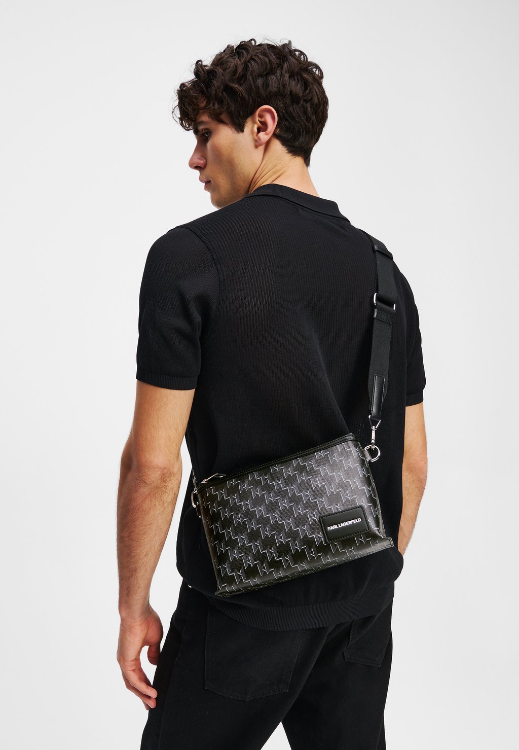 Сумка через плечо K/VOYAGE POUCH UNISEX KARL LAGERFELD, черный 
Сумка через плечо K/VOYAGE POUCH UNISEX KARL LAGERFELD, черный