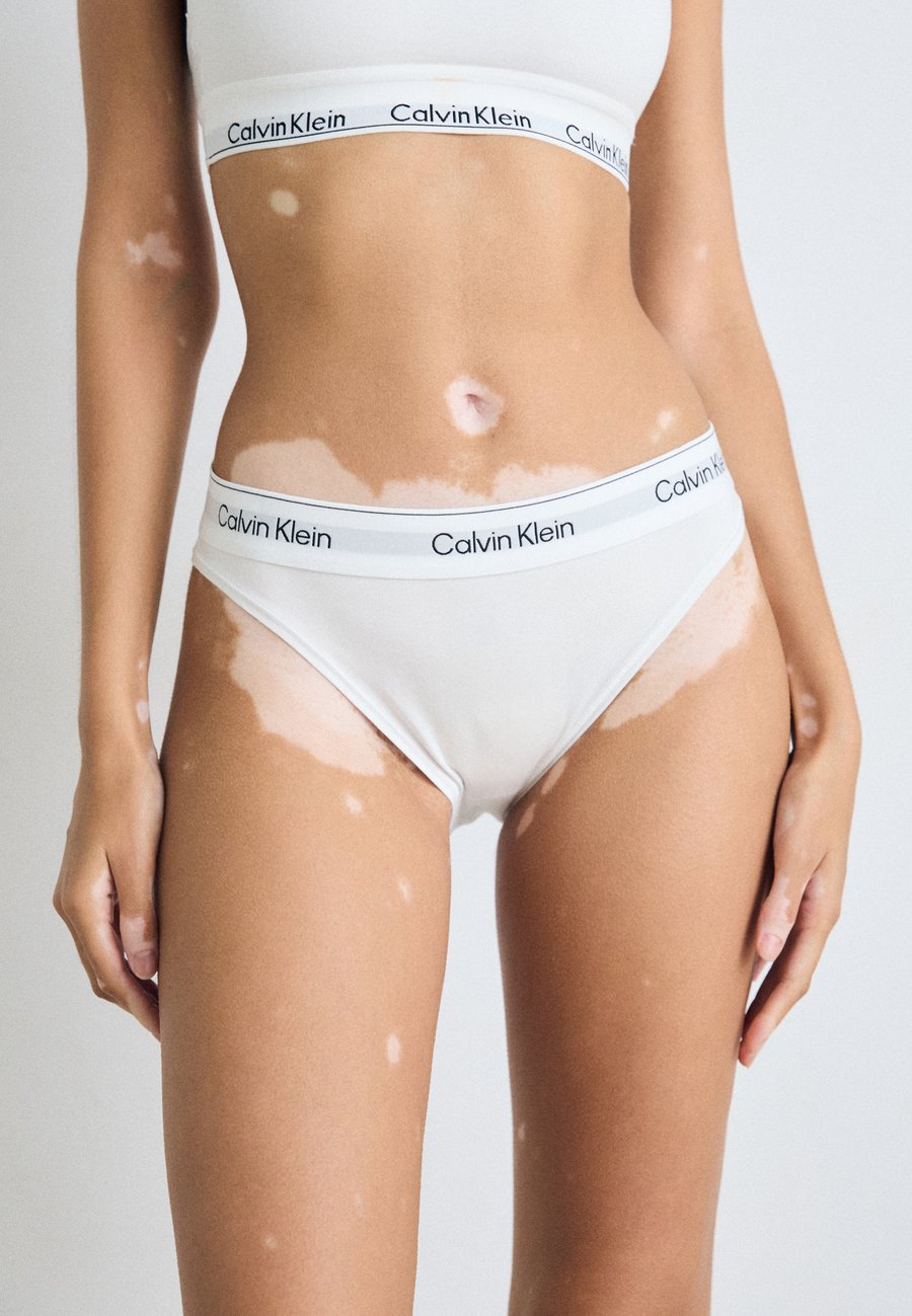 Брифы Calvin Klein Underwear HIGH LEG TANGA ICON, White
Брифы Calvin Klein Underwear HIGH LEG TANGA ICON, White