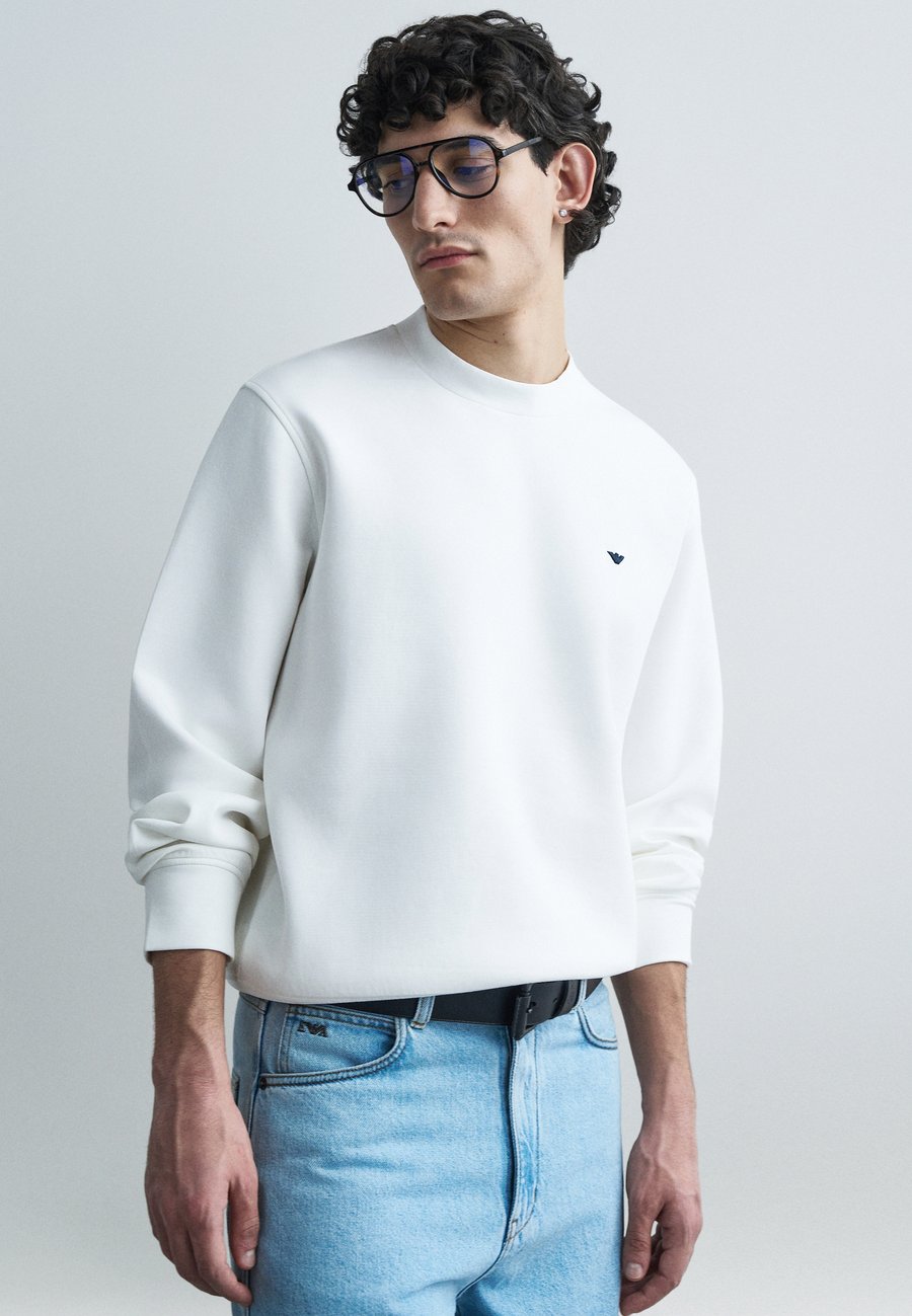 Толстовка Emporio Armani Sweatshirt, Snow White/Off-White, Белый, Толстовка Emporio Armani Sweatshirt, Snow White/Off-White
Толстовка Emporio Armani Sweatshirt, Snow White/Off-White, Белый, Толстовка Emporio Armani Sweatshirt, Snow White/Off-White