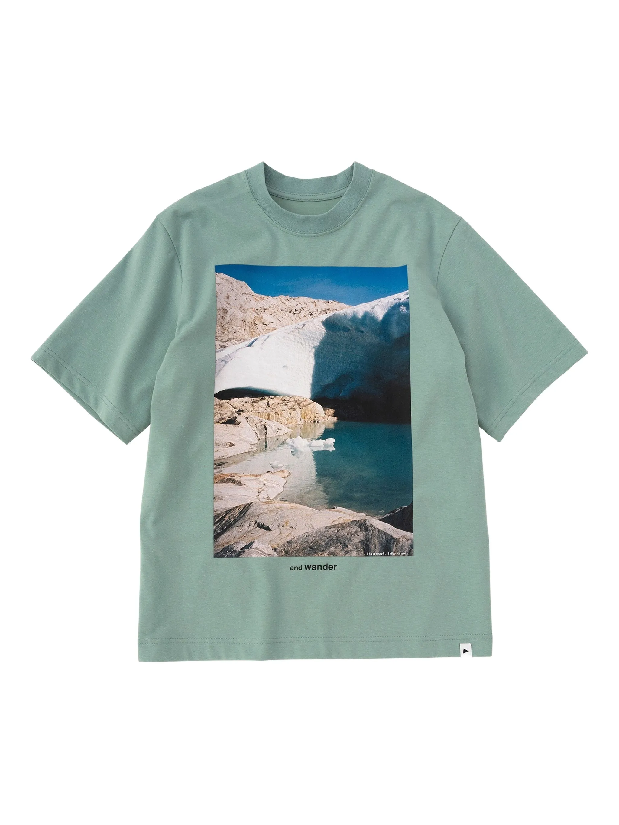 Футболка с графичным принтом And Wander, зеленый
Футболка с графичным принтом And Wander, зеленый