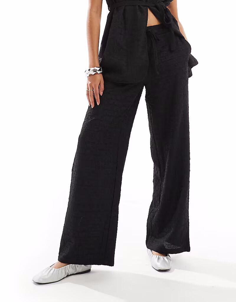 Vero Moda - Черные свободные структурированные брюки, коорд
Vero Moda - Черные свободные структурированные брюки, коорд