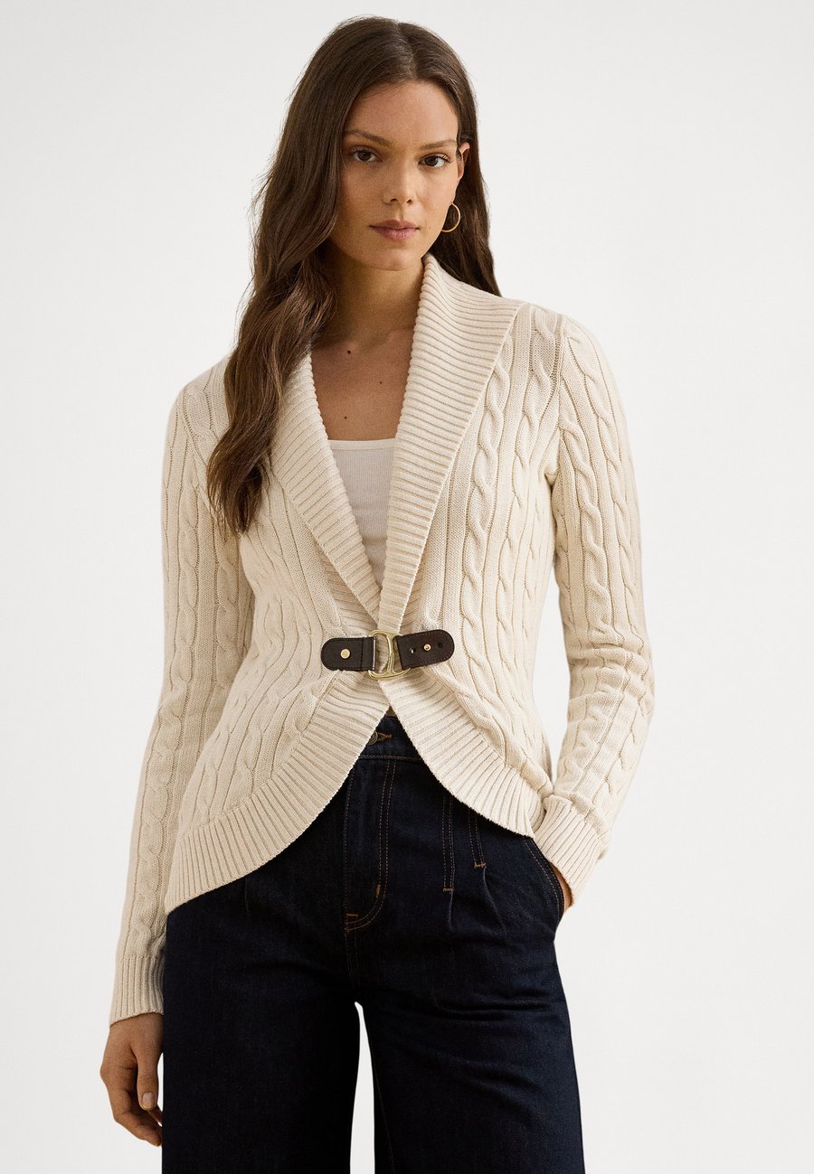Кардиган Lauren Ralph Lauren BUCKLE-TRIM CABLE SHAWL-COLLAR CARDIGAN, Mascarpone Cream/Off-White
Кардиган Lauren Ralph Lauren BUCKLE-TRIM CABLE SHAWL-COLLAR CARDIGAN, Mascarpone Cream/Off-White
