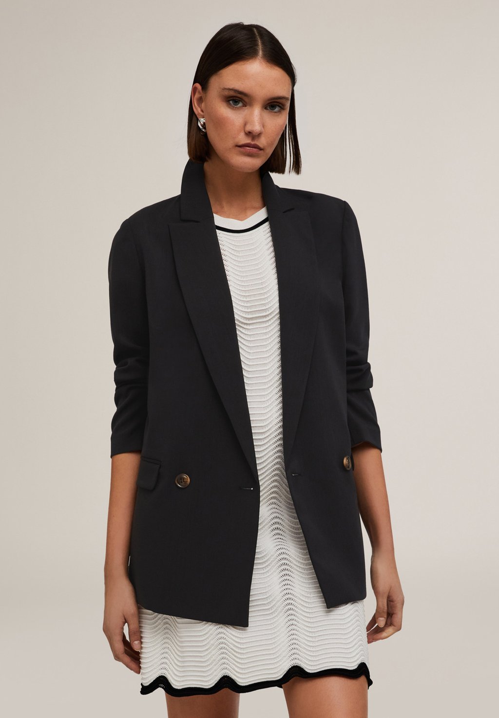 Короткое пальто CON POSTERIORE Motivi, черный 
Короткое пальто CON POSTERIORE Motivi, черный