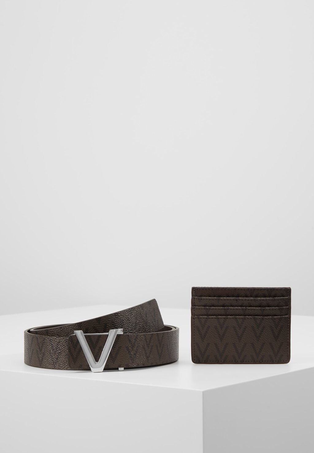 Ремень CRUP BELT AND WALLET HOLDER SET Valentino Bags, цвет moro/nero
Ремень CRUP BELT AND WALLET HOLDER SET Valentino Bags, цвет moro/nero
