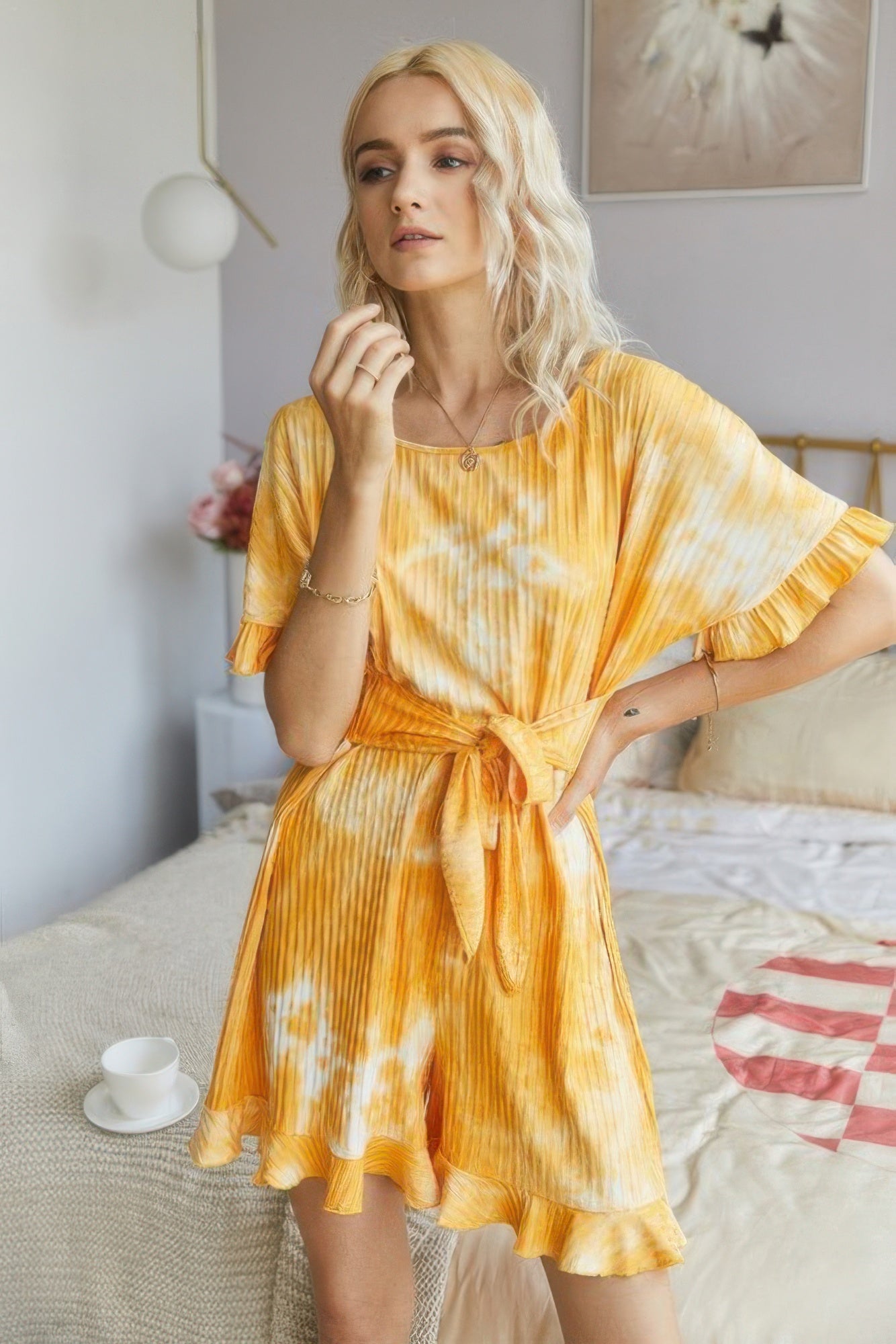 Тай-дай ребристый плиссированный комбинезон с рюшами и завязками на талии TRUEDAMES, желтый 
Тай-дай ребристый плиссированный комбинезон с рюшами и завязками на талии TRUEDAMES, желтый