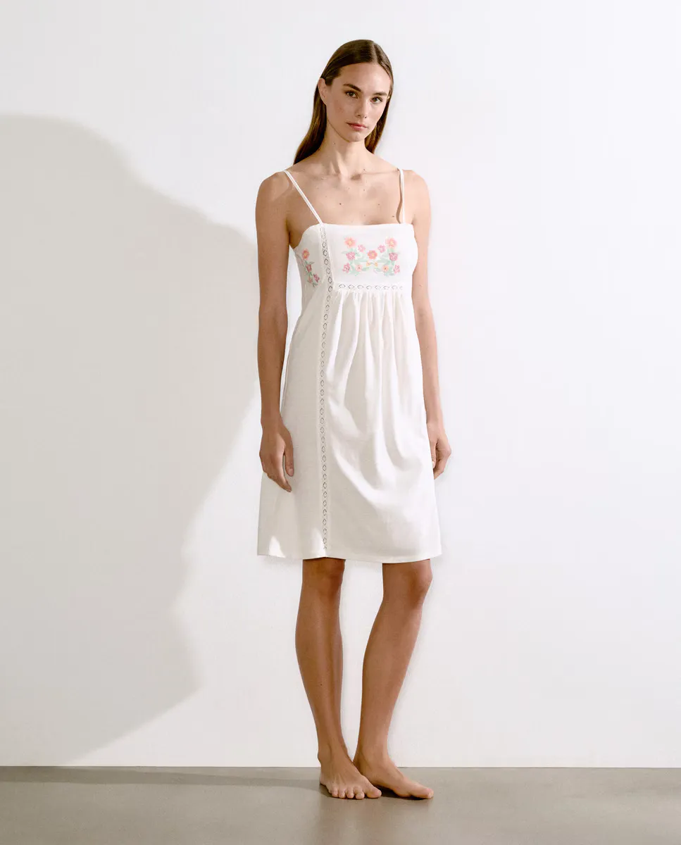 Женская ночная рубашка на бретелях с вышитыми цветами Énfasis, цвет 120 Crudo
Женская ночная рубашка на бретелях с вышитыми цветами Énfasis, цвет 120 Crudo