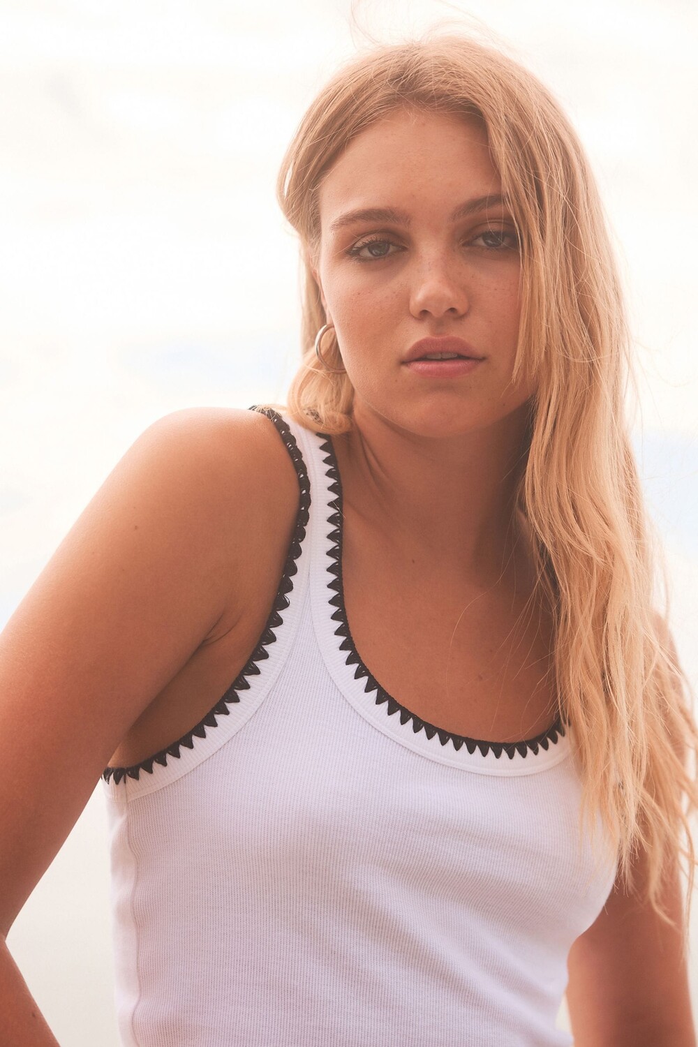 Футболка без рукавов в рубчик с декоративной отделкой Next, белый 
Футболка без рукавов в рубчик с декоративной отделкой Next, белый