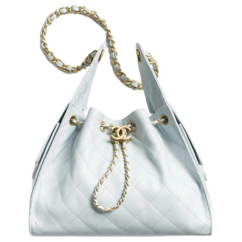 CHANEL Маленькая женская сумка из телячьей кожи светло-голубого цвета с золотистой фурнитурой
CHANEL Маленькая женская сумка из телячьей кожи светло-голубого цвета с золотистой фурнитурой