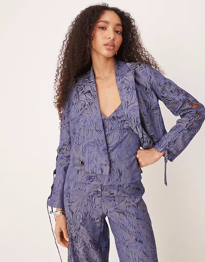 Scalpers Cross Jac Blazer в синем цвете
Scalpers Cross Jac Blazer в синем цвете