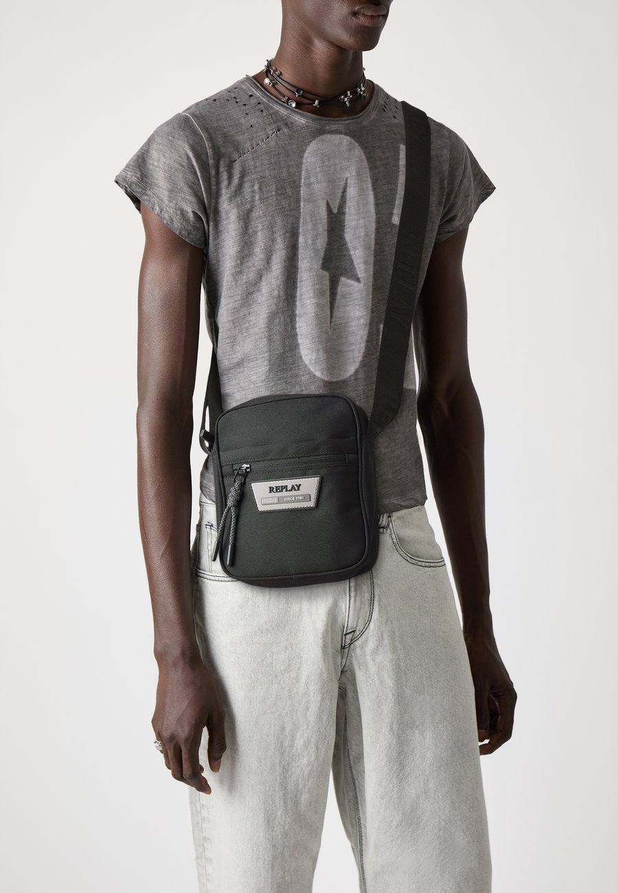 Сумка кросс-боди Replay PISCO LOGO CROSSBODY, Black
Сумка кросс-боди Replay PISCO LOGO CROSSBODY, Black