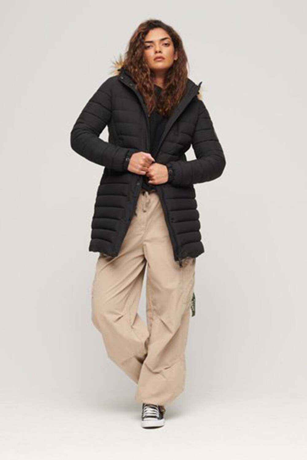 Пуховик Fuji средней длины с капюшоном Superdry, черный
Пуховик Fuji средней длины с капюшоном Superdry, черный