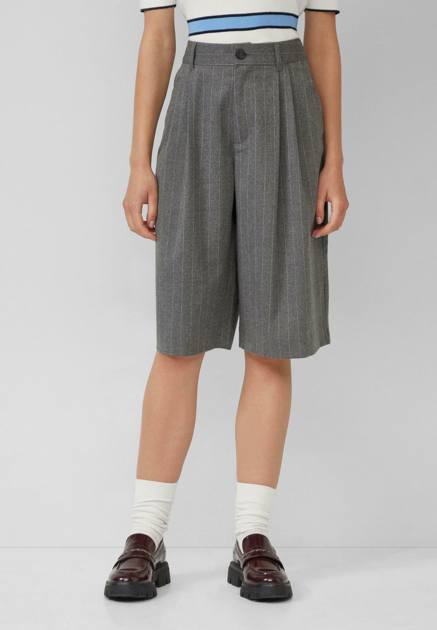 Шорты s.Oliver MIT BUNDFALTEN UND NADELSTREIFEN, Dunkelgrau/Dark Grey
Шорты s.Oliver MIT BUNDFALTEN UND NADELSTREIFEN, Dunkelgrau/Dark Grey