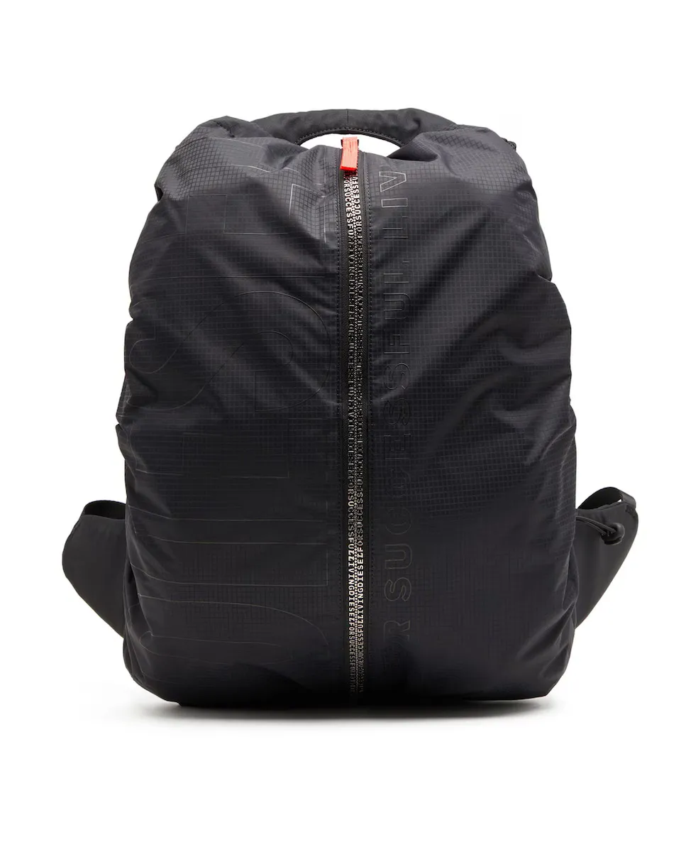 Мужской рюкзак DIESEL на эластичных шнурах и молнии, черный
Мужской рюкзак DIESEL на эластичных шнурах и молнии, черный