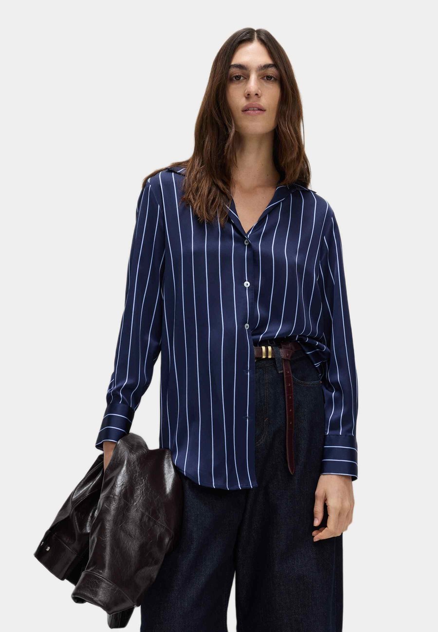 Блуза Marks & Spencer STRIPED COLLARED V-NECK, Navy Mix/Mottled Dark Blue
Блуза Marks & Spencer STRIPED COLLARED V-NECK, Navy Mix/Mottled Dark Blue