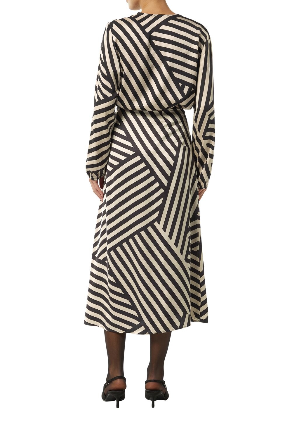 Блуза GESTREIFTE MIT RAFFUNG comma, черный
Блуза GESTREIFTE MIT RAFFUNG comma, черный