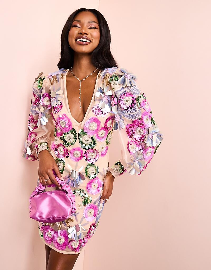 ASOS LUXE – Прозрачное мини-платье с треугольным вырезом и розовыми цветочными деталями
ASOS LUXE – Прозрачное мини-платье с треугольным вырезом и розовыми цветочными деталями