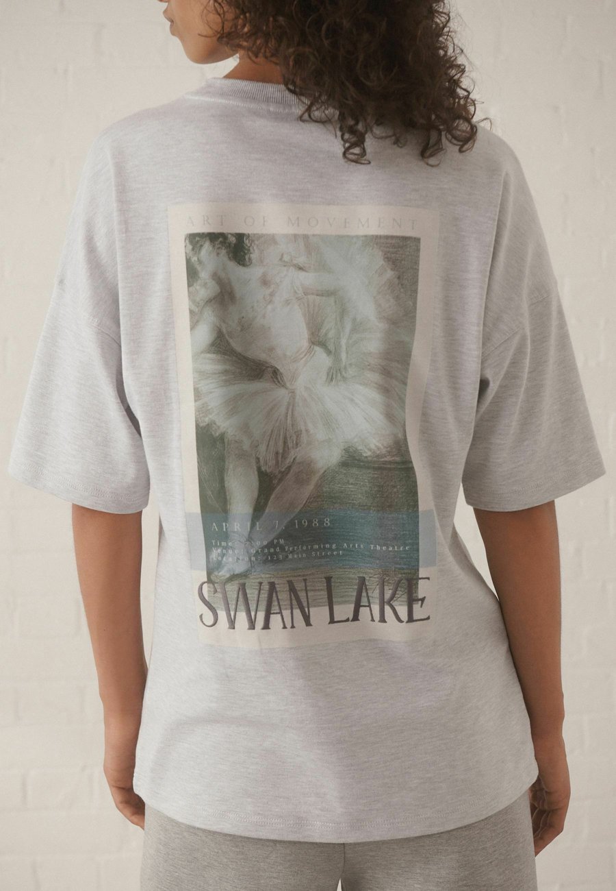 Футболка Next BALLET GRAPHIC SWAN LAKE LICENCE CREW NECK , Grey, Серый, Футболка Next BALLET GRAPHIC SWAN LAKE LICENCE CREW NECK , Grey
Футболка Next BALLET GRAPHIC SWAN LAKE LICENCE CREW NECK , Grey, Серый, Футболка Next BALLET GRAPHIC SWAN LAKE LICENCE CREW NECK , Grey