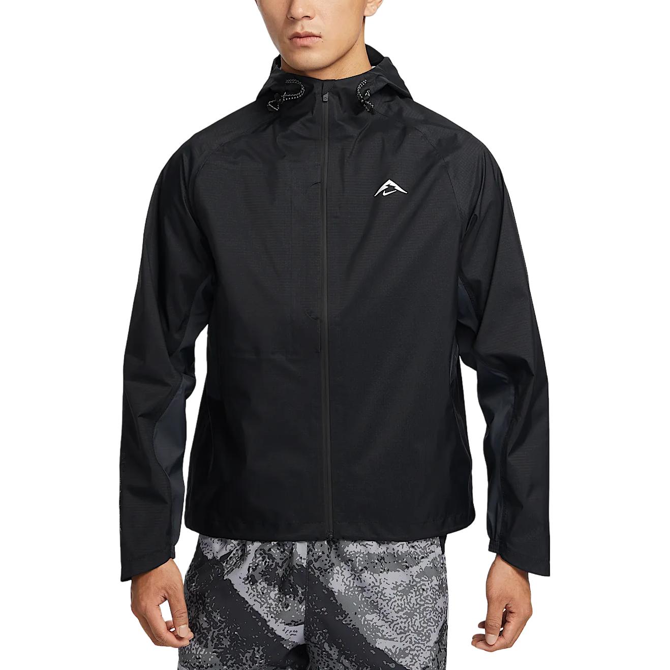 Nike Ветровка мужская водоотталкивающая ветрозащитная дышащая черная с белым горным пиком, Black Peak White/010 
Nike Ветровка мужская водоотталкивающая ветрозащитная дышащая черная с белым горным пиком, Black Peak White/010