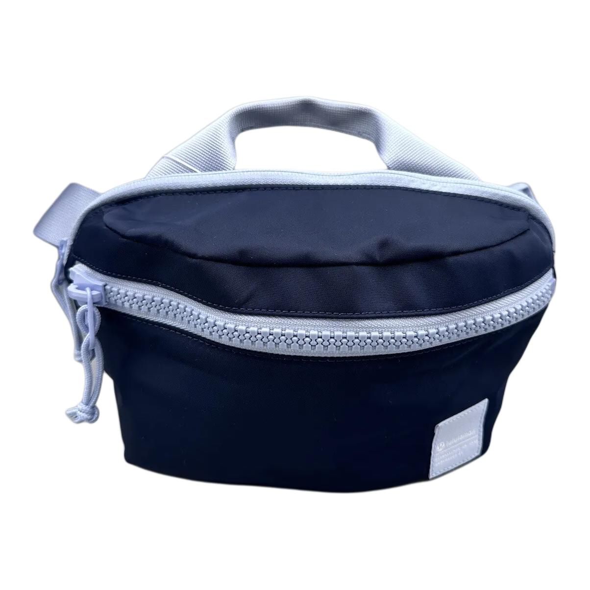 Lululemon Нейлоновая поясная сумка через плечо с переработанным полиэстером унисекс морской синий и синий, Marine Blue & Blue
Lululemon Нейлоновая поясная сумка через плечо с переработанным полиэстером унисекс морской синий и синий, Marine Blue & Blue