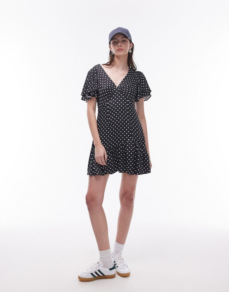 Короткое чайное платье Topshop Bella черного цвета с белым принтом в горошек и струящимися рукавами
Короткое чайное платье Topshop Bella черного цвета с белым принтом в горошек и струящимися рукавами