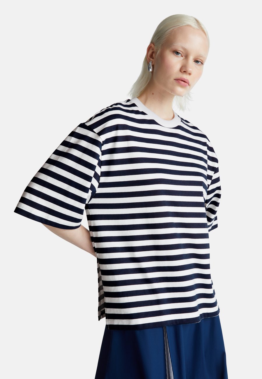 Футболка United Colors of Benetton OVERSIZED STRIPED , Cream/Off-White
Футболка United Colors of Benetton OVERSIZED STRIPED , Cream/Off-White