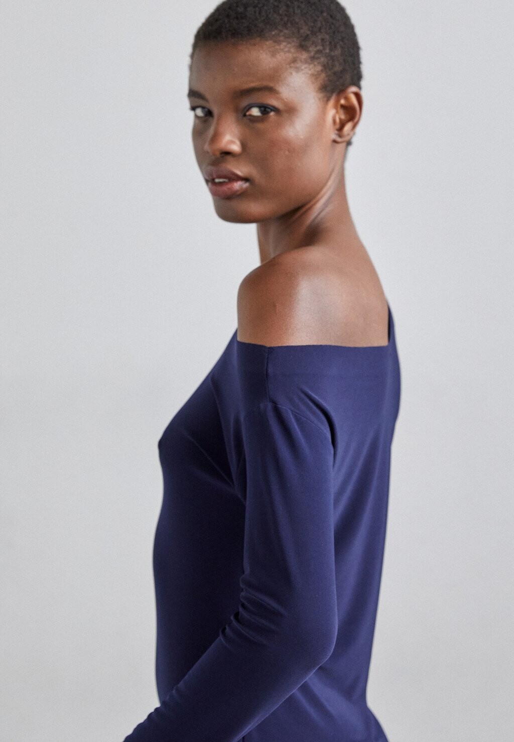 Элегантное платье Long Sleeve Drop Shoulder Mini Dress Norma Kamali, настоящий темно-синий
Элегантное платье Long Sleeve Drop Shoulder Mini Dress Norma Kamali, настоящий темно-синий