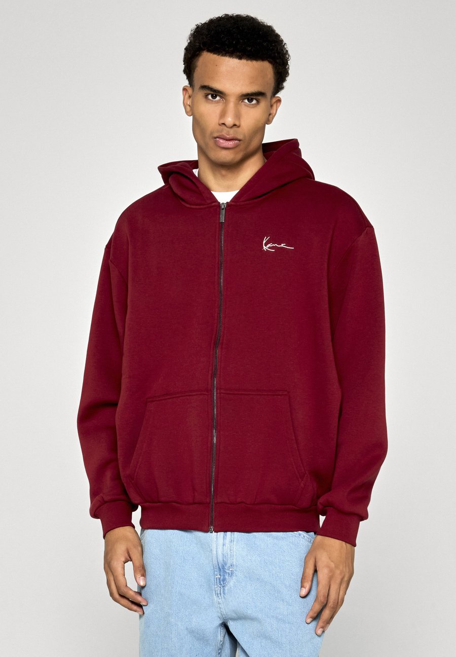 Толстовка Karl Kani SMALL SIGNATURE ESSENTIAL HOODIE, Dark Red/Red
Толстовка Karl Kani SMALL SIGNATURE ESSENTIAL HOODIE, Dark Red/Red
