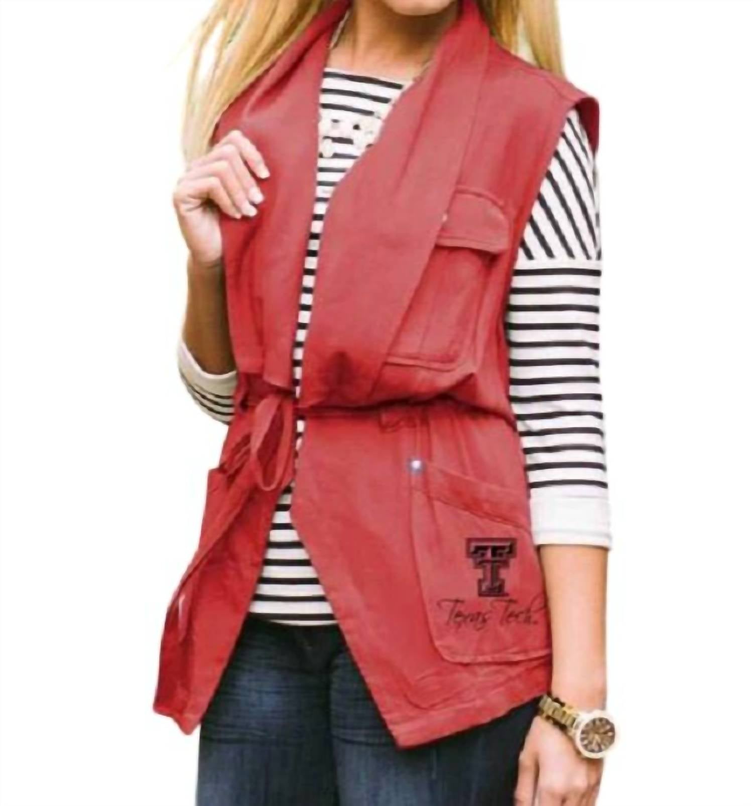 Жилет с завязками на шнурке и логотипом Техасского технологического университета красного цвета Gameday Couture 
Жилет с завязками на шнурке и логотипом Техасского технологического университета красного цвета Gameday Couture