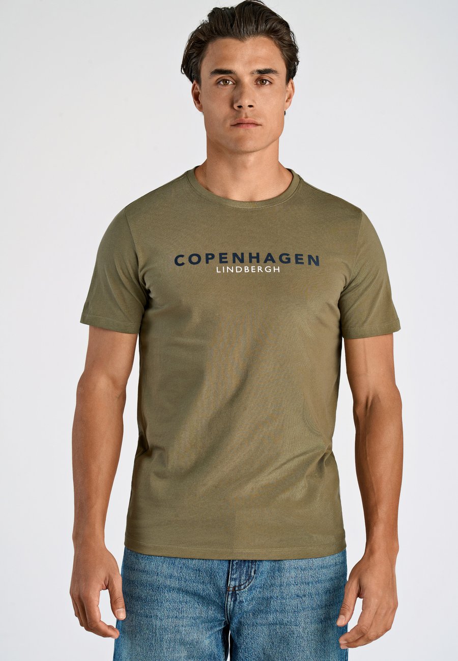 Футболка Lindbergh Print T-shirt, Dk Olive/Olive, Хаки, Футболка Lindbergh Print T-shirt, Dk Olive/Olive
Футболка Lindbergh Print T-shirt, Dk Olive/Olive, Хаки, Футболка Lindbergh Print T-shirt, Dk Olive/Olive