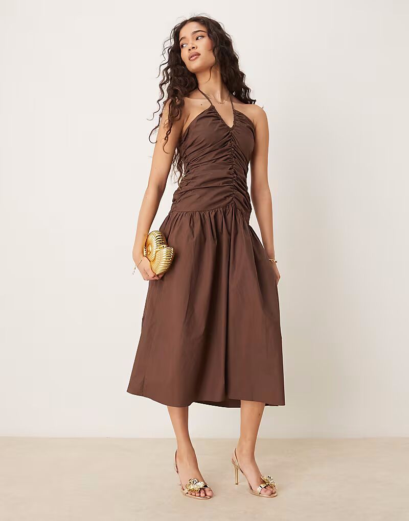 Гламурное платье-миди с V-образным вырезом коричневого цвета Glamorous 
Гламурное платье-миди с V-образным вырезом коричневого цвета Glamorous