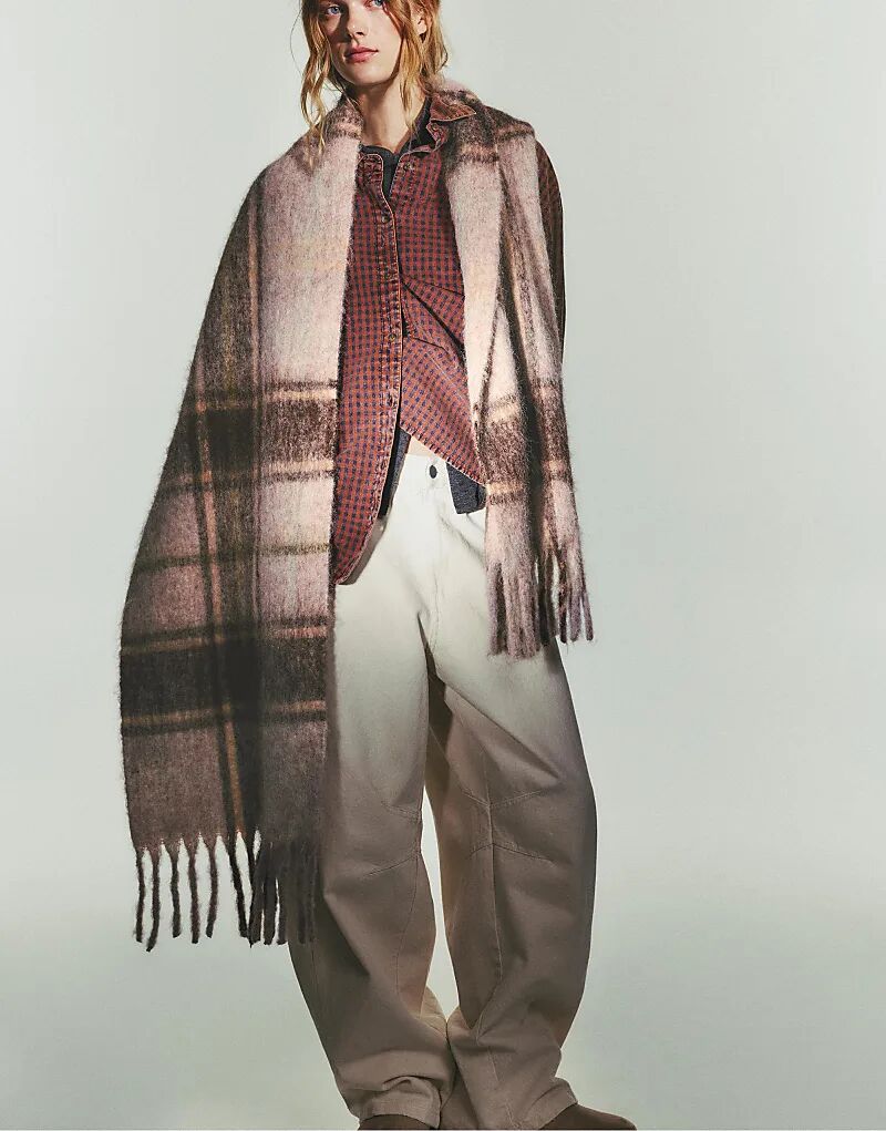 Шарф Pull&Bear клетчатый розового цвета
Шарф Pull&Bear клетчатый розового цвета