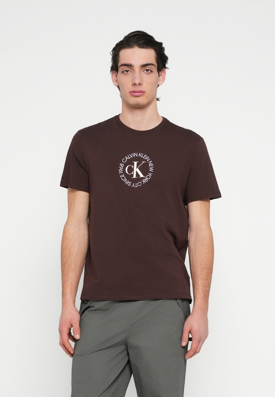 Футболка Calvin Klein Jeans WORD CIRCLE , Rich Brown/Dark Brown, Коричневый, Футболка Calvin Klein Jeans WORD CIRCLE , Rich Brown/Dark Brown
Футболка Calvin Klein Jeans WORD CIRCLE , Rich Brown/Dark Brown, Коричневый, Футболка Calvin Klein Jeans WORD CIRCLE , Rich Brown/Dark Brown