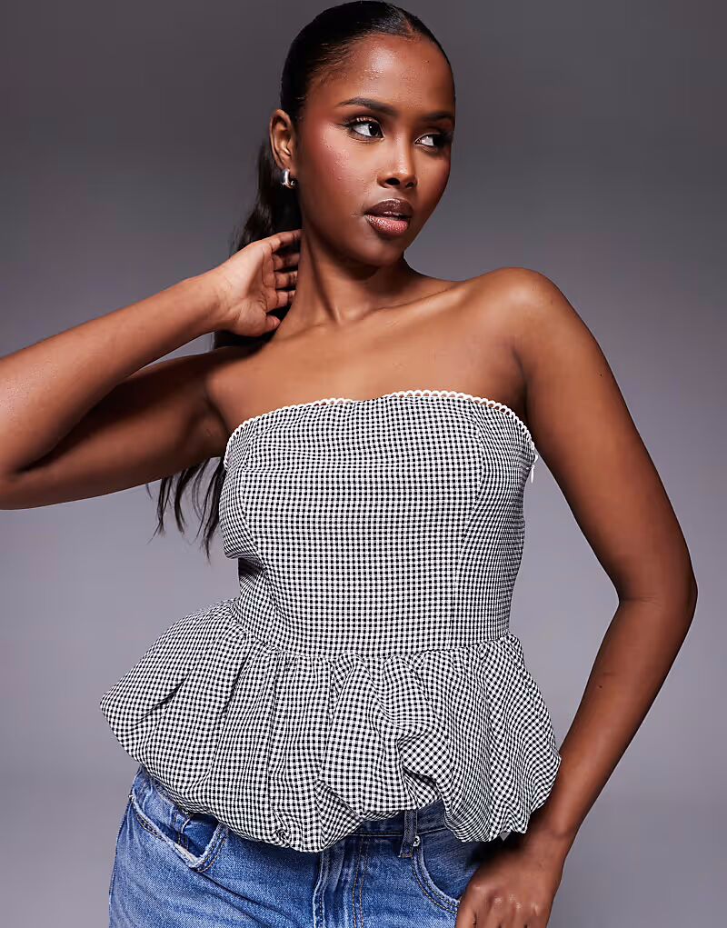 Эксклюзивный топ-бандо Kaiia с кружевной отделкой и пышным воротником в черную клетку
Эксклюзивный топ-бандо Kaiia с кружевной отделкой и пышным воротником в черную клетку