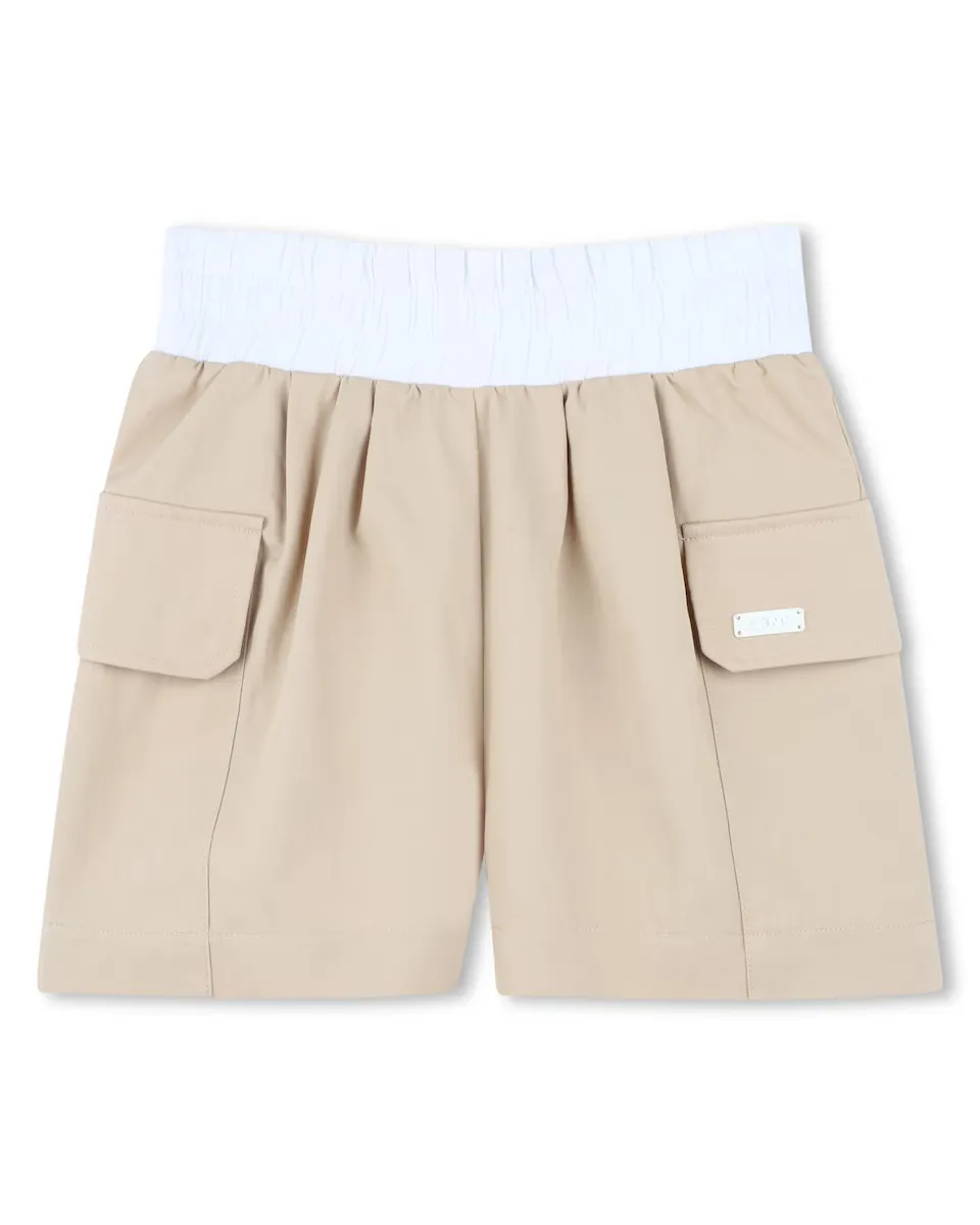 Шорты для девочек с контрастным эластичным поясом DKNY, бежевый 
Шорты для девочек с контрастным эластичным поясом DKNY, бежевый