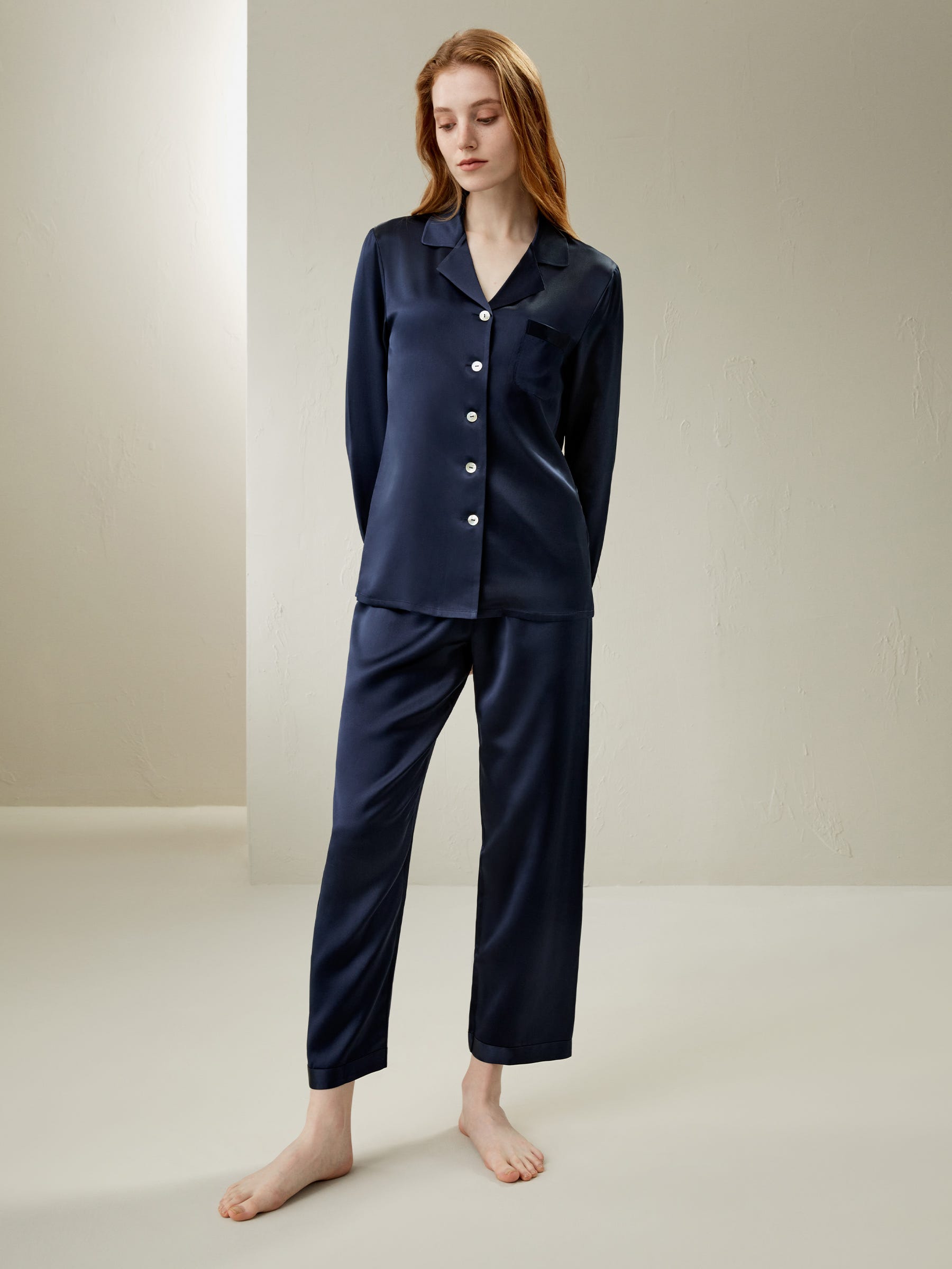 22 Момми Длинная шелковая пижама комплект LILYSILK, темно-синий
22 Момми Длинная шелковая пижама комплект LILYSILK, темно-синий