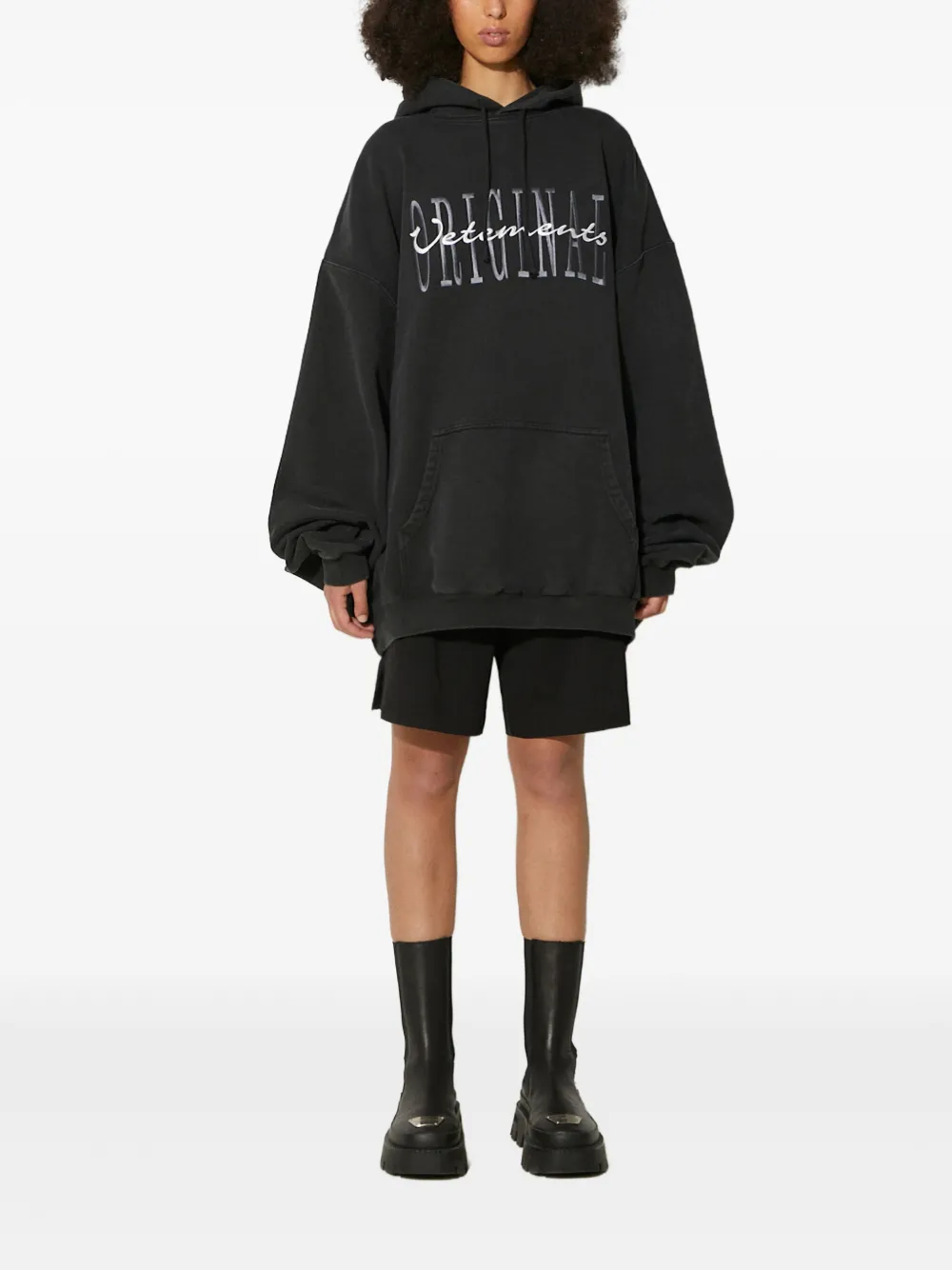 Толстовка с вышитым логотипом VETEMENTS, черный
Толстовка с вышитым логотипом VETEMENTS, черный