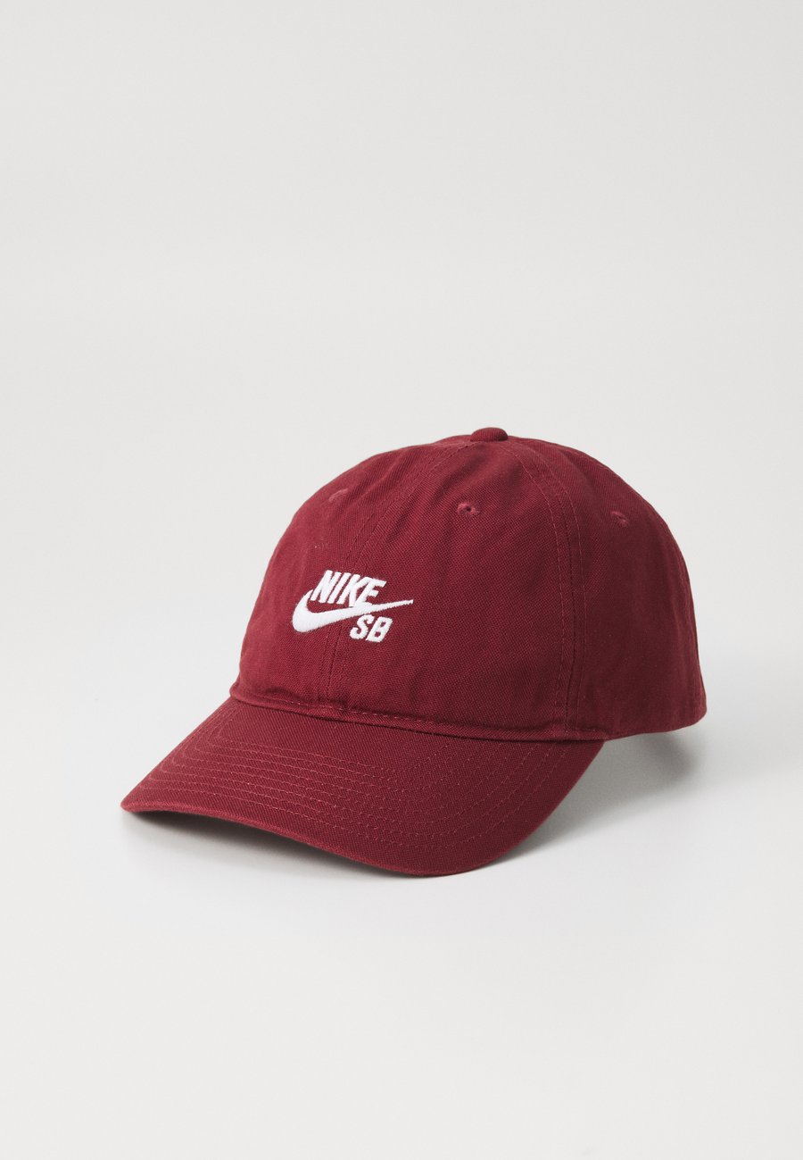 Бейсболка Nike SB CLUB UNISEX, Dark Team Red/White/Dark Red
Бейсболка Nike SB CLUB UNISEX, Dark Team Red/White/Dark Red