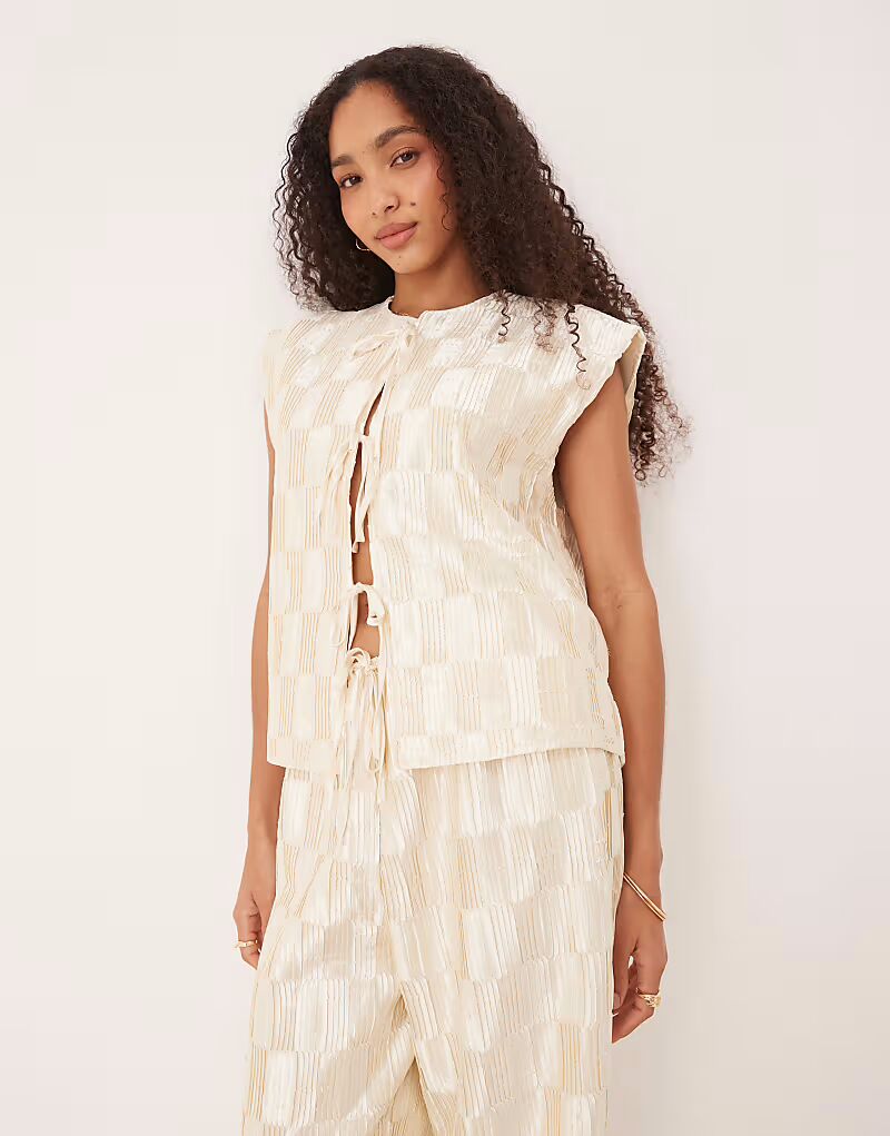 Кремовый топ с плиссированной жилеткой и завязками спереди VRG GRL enni
Кремовый топ с плиссированной жилеткой и завязками спереди VRG GRL enni