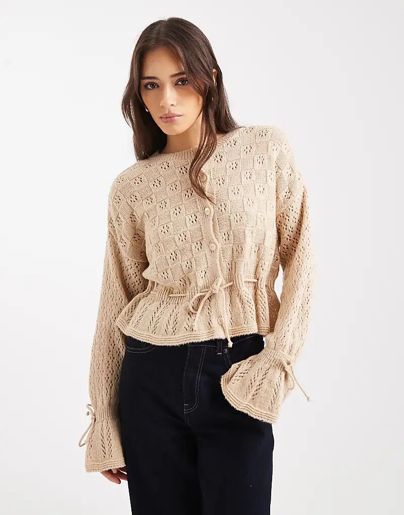 Вязаный кардиган Miss Selfridge с завязкой на талии и воланами в цвете овсянки
Вязаный кардиган Miss Selfridge с завязкой на талии и воланами в цвете овсянки