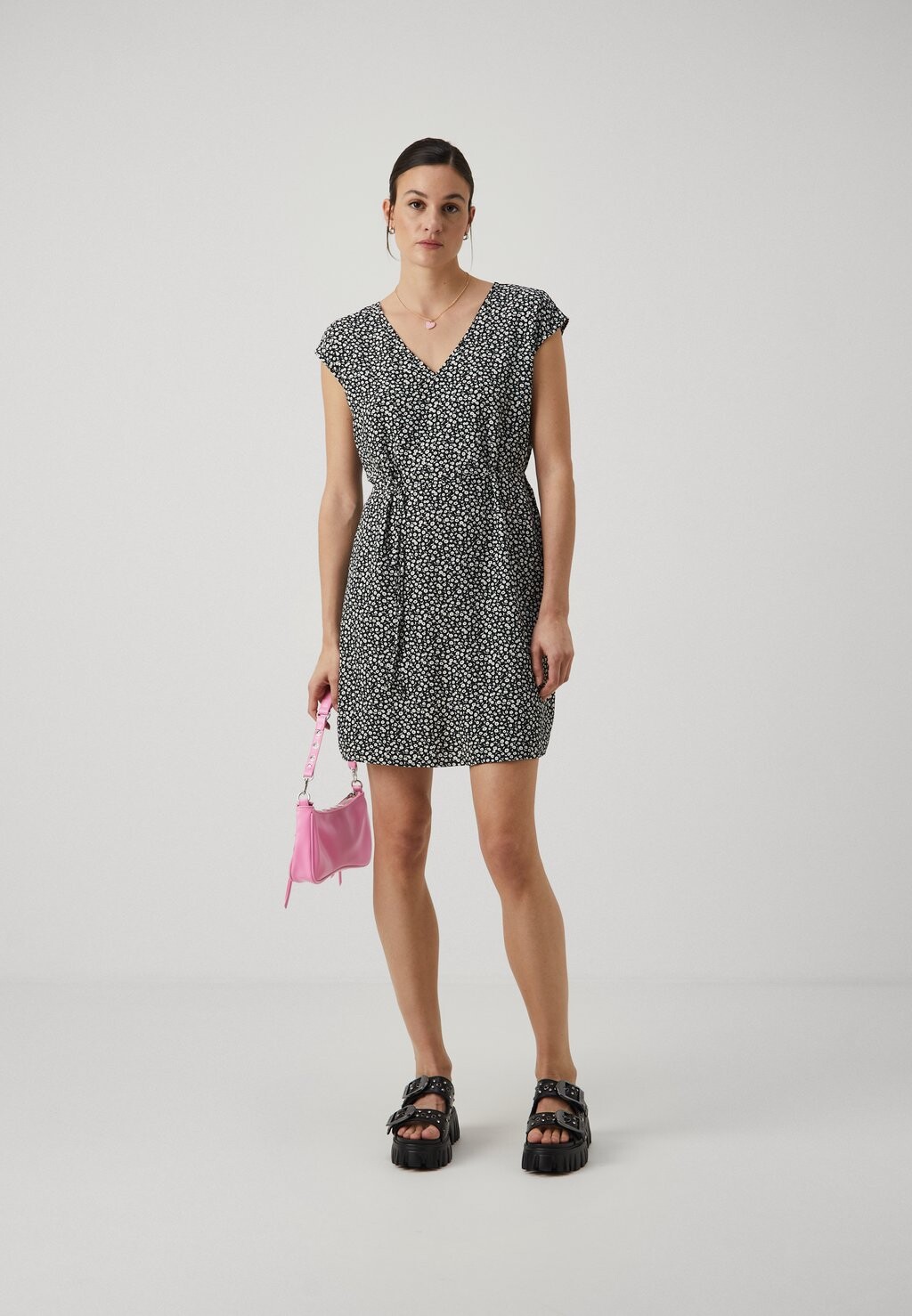 Летнее платье Jdyolivia V Neck Dress Dia JDY, черное/белое
Летнее платье Jdyolivia V Neck Dress Dia JDY, черное/белое