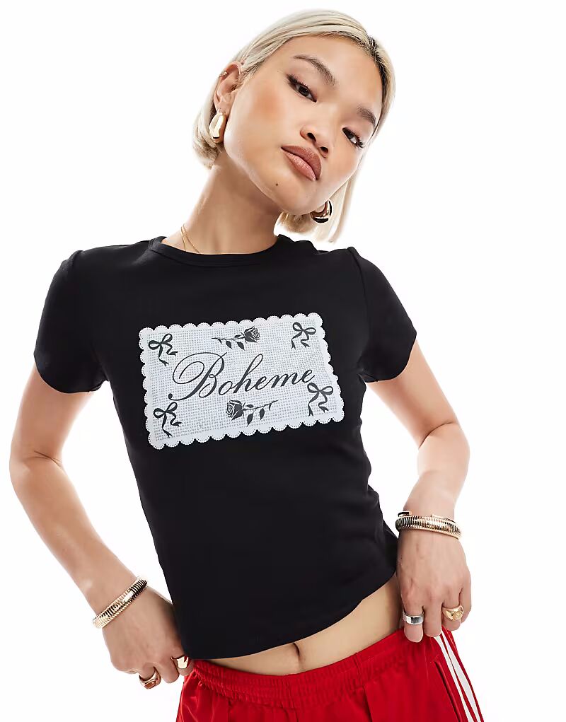 Футболка Miss Selfridge boheme с графическим принтом для малышей черного цвета
Футболка Miss Selfridge boheme с графическим принтом для малышей черного цвета