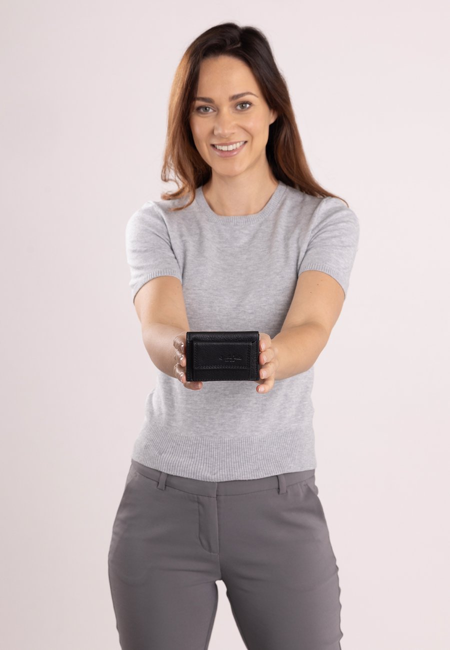 Кошелек Gusti Leder Wallet, Schwarz/Black
Кошелек Gusti Leder Wallet, Schwarz/Black