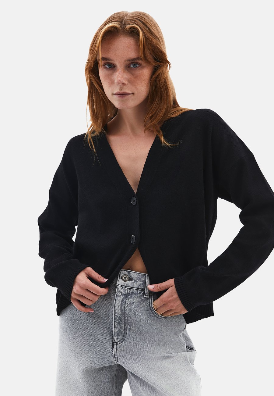 Кардиган OXXO V-NECK WITH BUTTON DETAILS, Black
Кардиган OXXO V-NECK WITH BUTTON DETAILS, Black