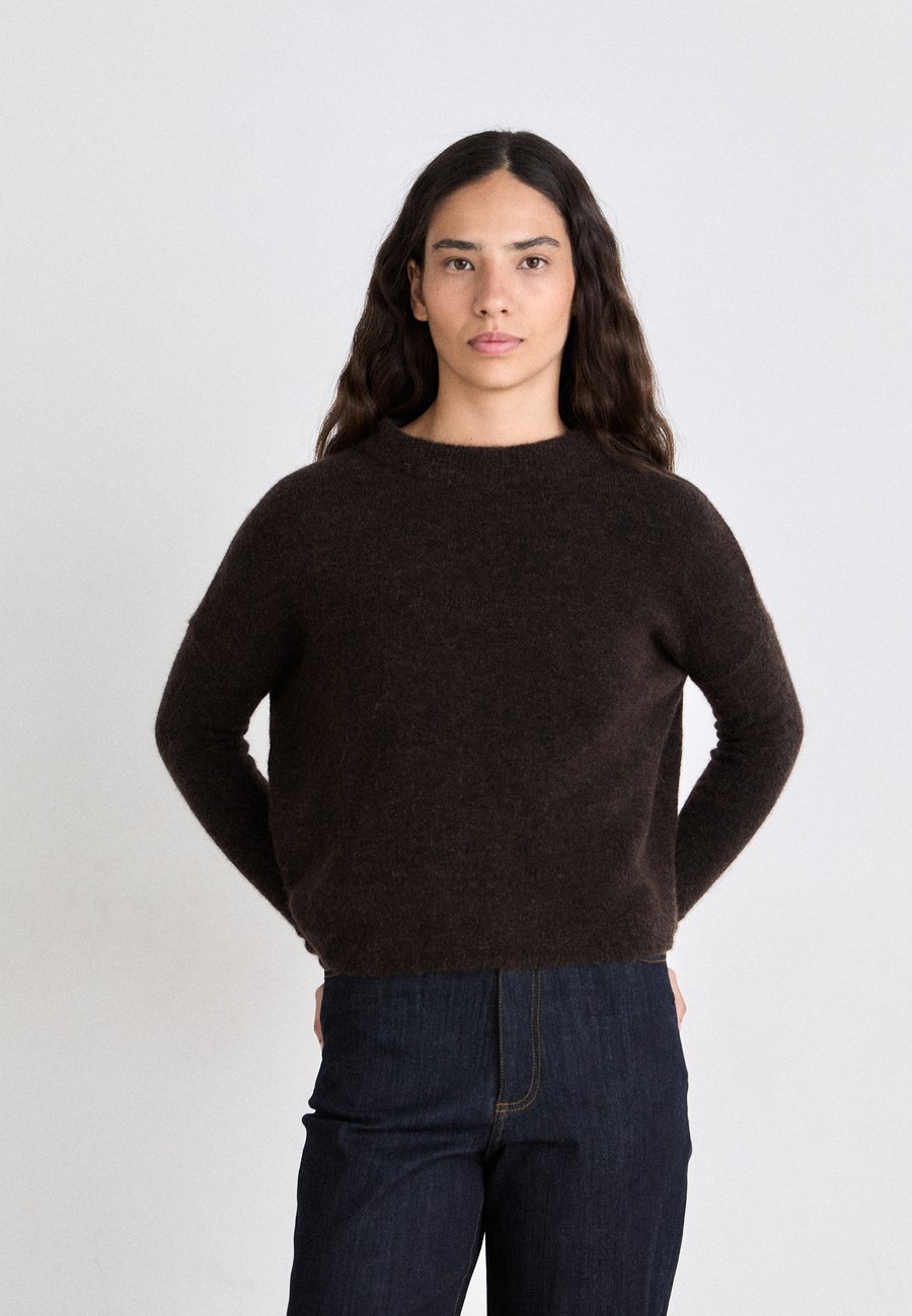 Джемпер sessùn KUNLUN, Wood/Dark Brown
Джемпер sessùn KUNLUN, Wood/Dark Brown